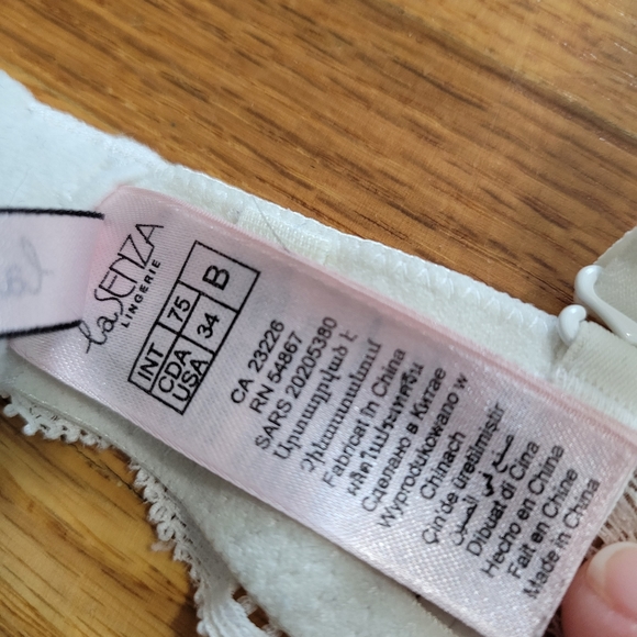 Victoria's Secret Bra - Picture 4 of 4